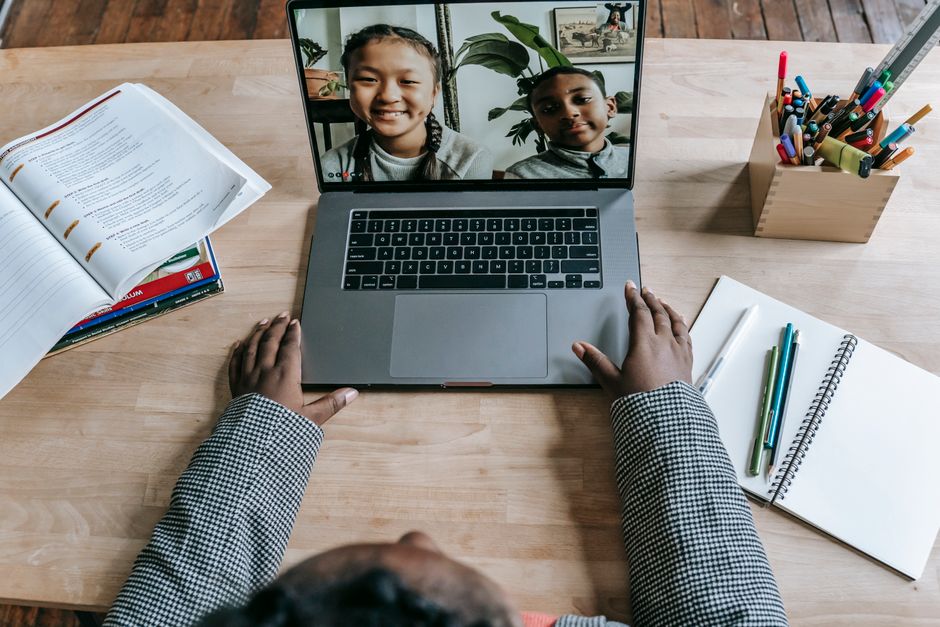 Team arbeitet an einem Kampagnenplan für Online-Marketing