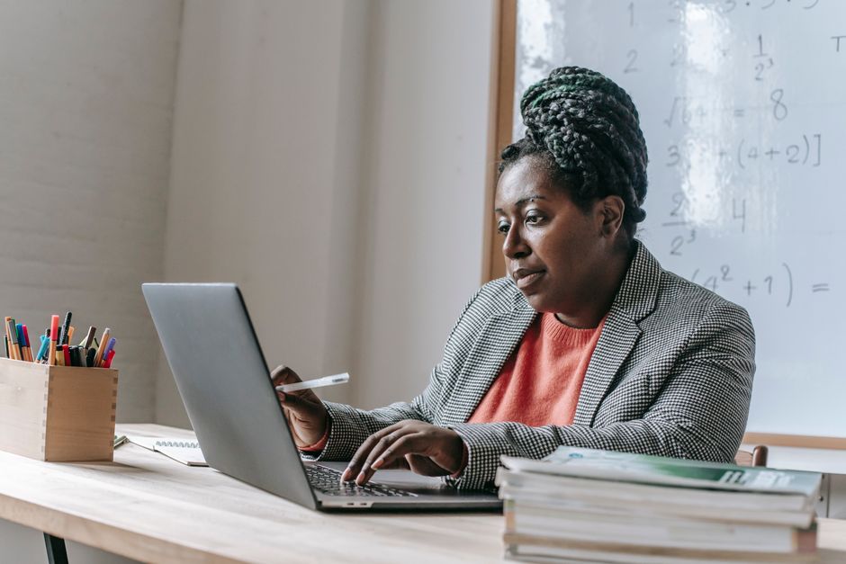 Teilnehmerin mit Laptop während einer Online Marketing Schulung